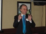 Firstvicepresident Peter Mosse introduces Daniel McSweeney